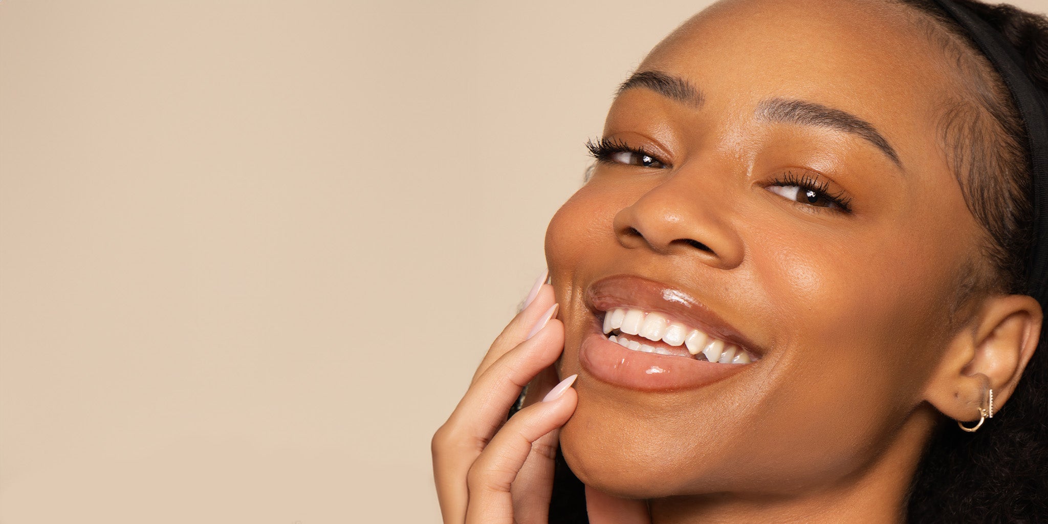 woman wearing golden tan foundation shade promoting flexshade technology