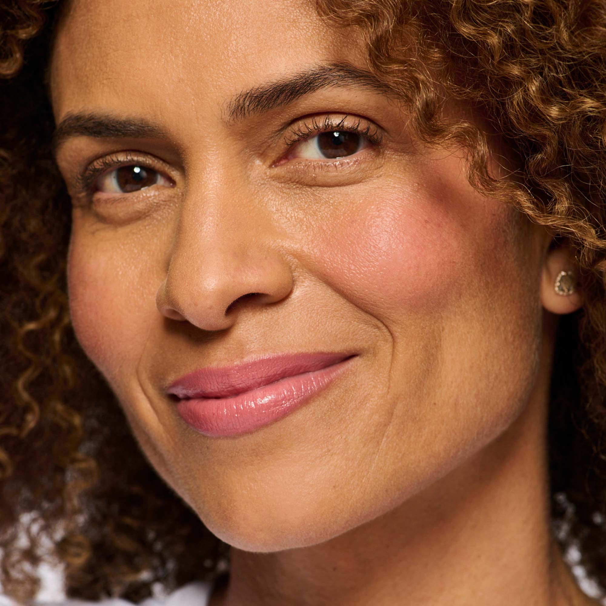 No Makeup Makeup – model wearing pink 01 Creme Classic Lipstick shade, natural minimal makeup