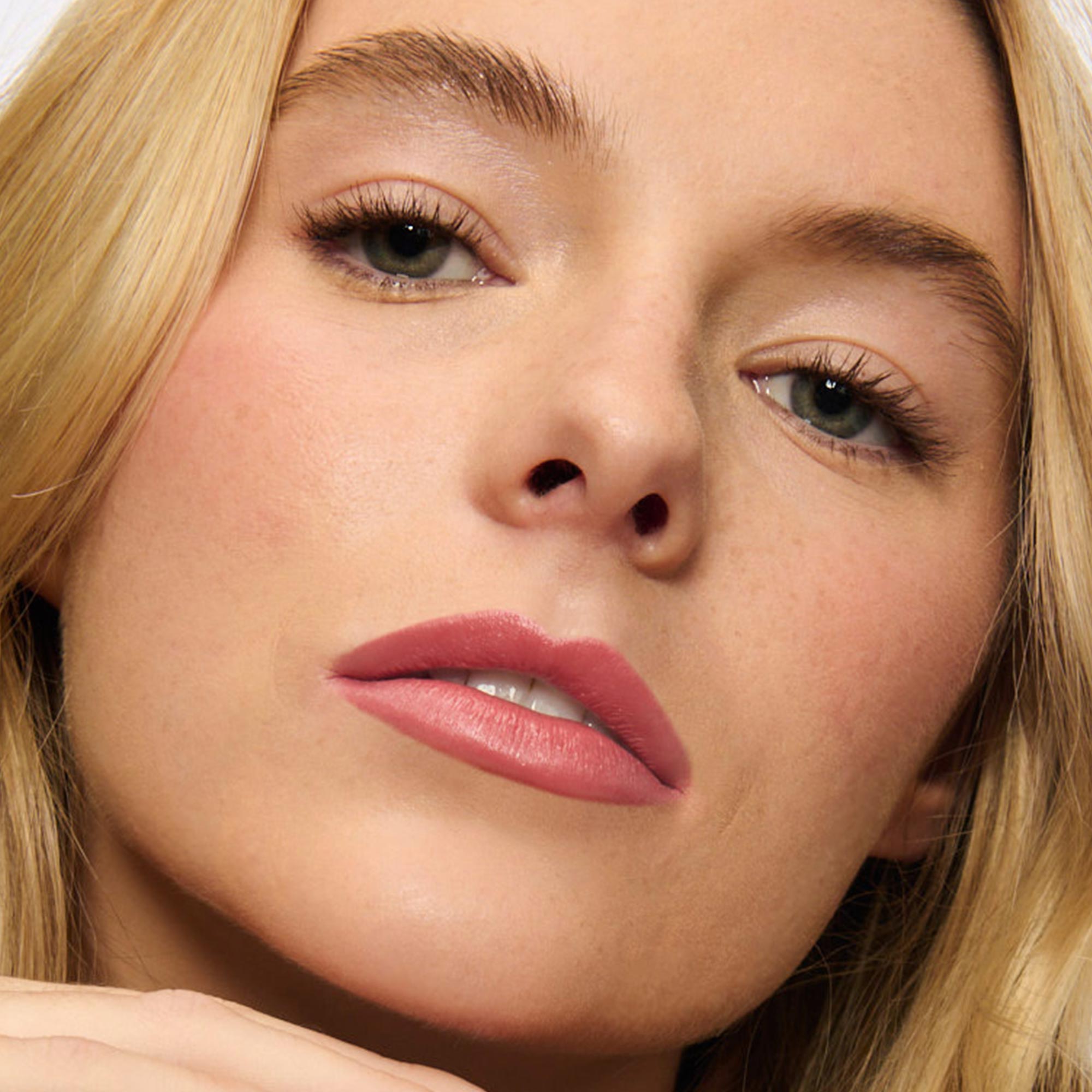 model wearing pink 01 lipstick shade