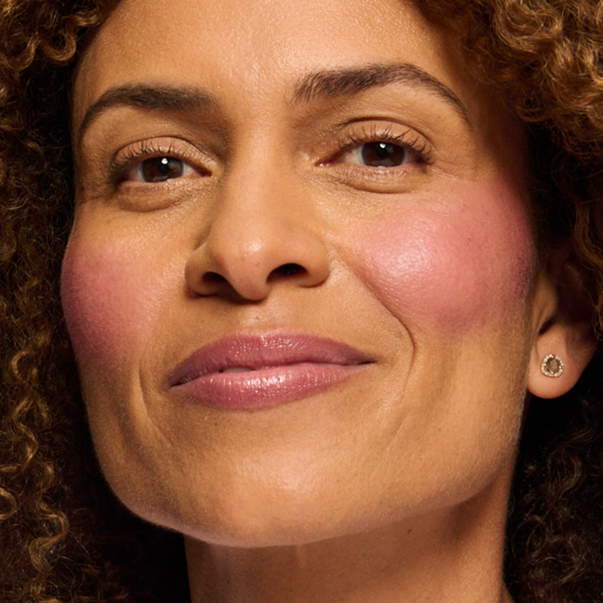 No Makeup Makeup – woman wearing rose blush & lip color on cheeks and lips, natural minimal makeup