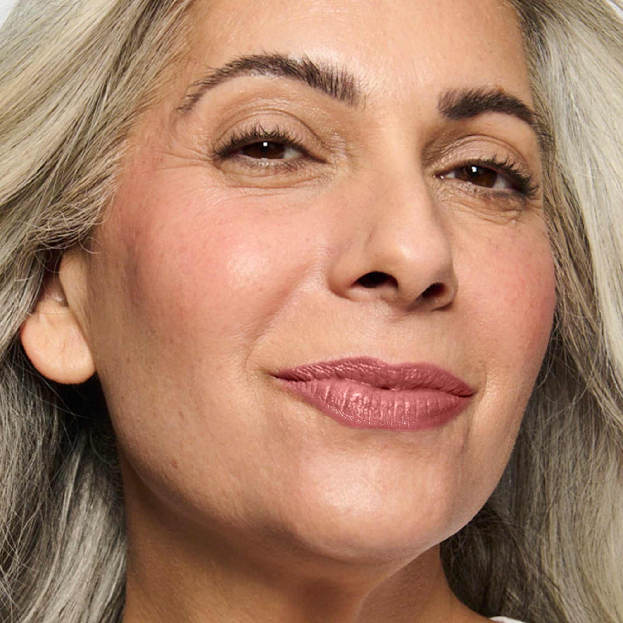 No Makeup Makeup – model wearing rose 01 Creme Classic Lipstick shade, natural minimal makeup