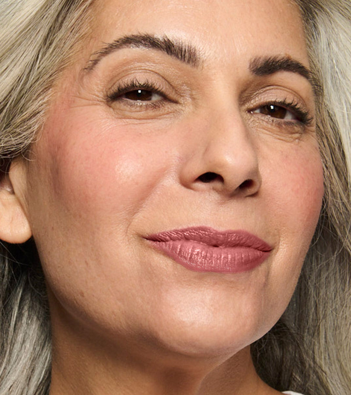 No Makeup Makeup – model wearing rose 01 Creme Classic Lipstick shade, natural minimal makeup