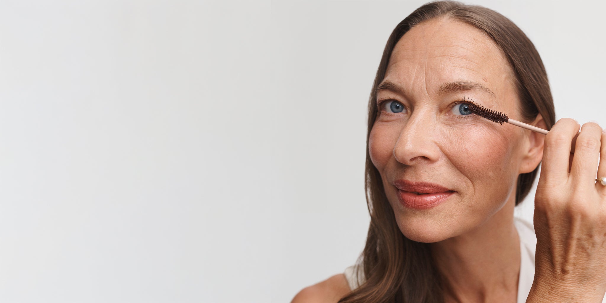 Woman applying No Makeup Makeup Perfect Swipe Mascara